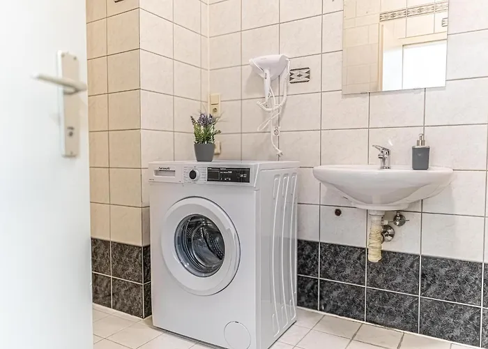 Apartment Comfortable 2br , Steps From Stadthalle