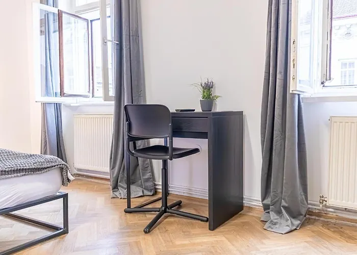 Comfortable 2br , Steps From Stadthalle Apartment Vienna