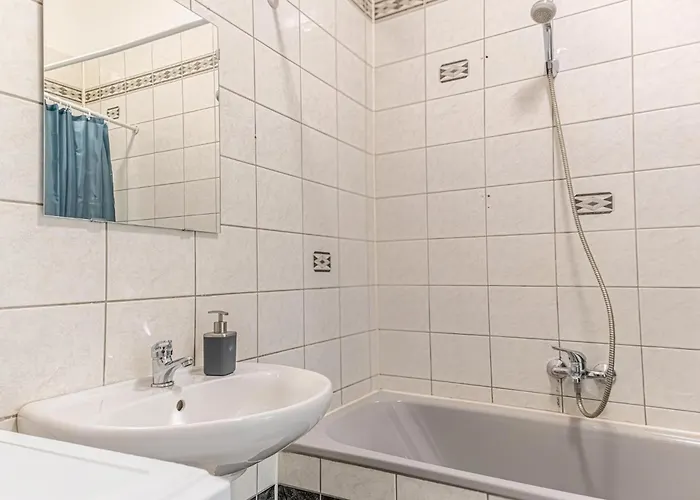 Comfortable 2br , Steps From Stadthalle *