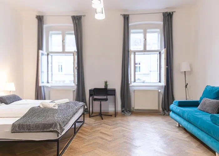 Comfortable 2br , Steps From Stadthalle