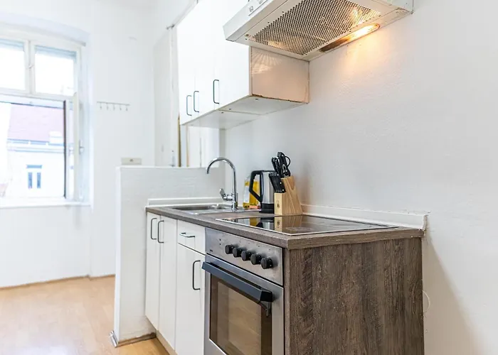 Comfortable 2br , Steps From Stadthalle Apartment