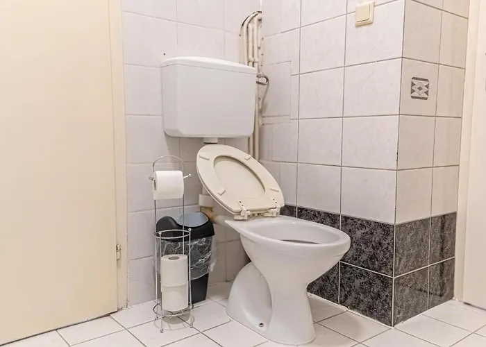 Comfortable 2br , Steps From Stadthalle Apartment Vienna