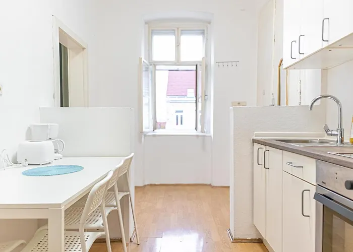 Comfortable 2br , Steps From Stadthalle *