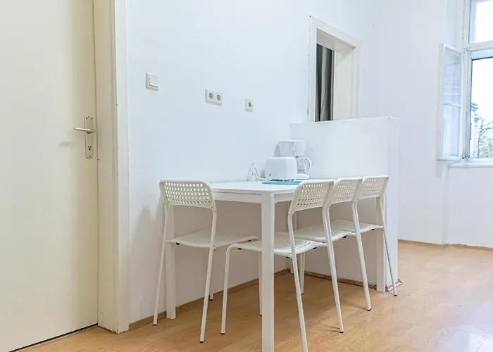 Comfortable 2br , Steps From Stadthalle