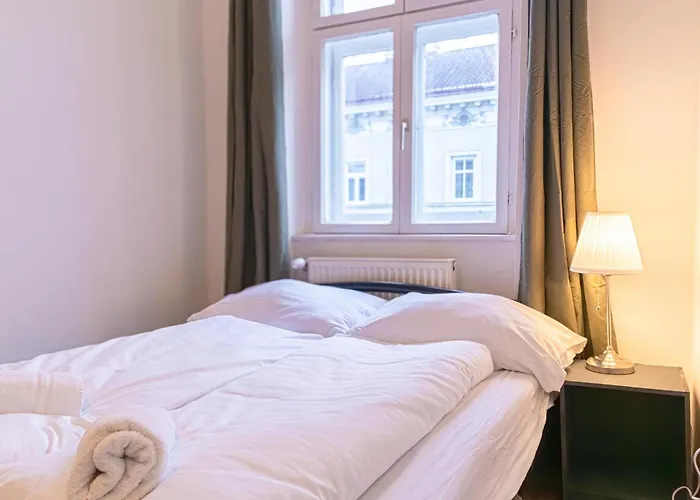 Comfortable 2br , Steps From Stadthalle Apartment