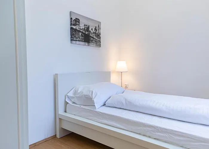Comfortable 2br , Steps From Stadthalle Apartment *