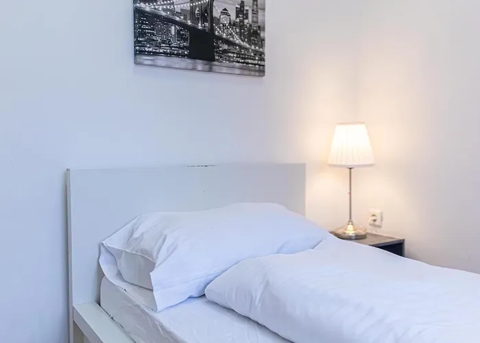 Apartment Comfortable 2br , Steps From Stadthalle *